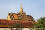 Detrás de la pared, el techo de la Pagoda de Plata, el Palacio Real (Phnom Penh), Camboya.