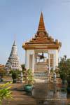 Estatua ecuestre del rey Norodom I, Wat Preah Kaev Morokot, Phnom Penh, Camboya.
