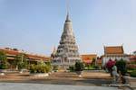 La estupa Norodom Suramarit visto desde la explanada de Wat Preah Keo, Phnom Penh, Camboya.