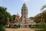Royal Stupa en el Jardín de la Pagoda de Plata, Phnom Penh, Camboya.