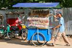 Vendedor ambulante en una calle de Ciudad de Siem Riep, Camboya.