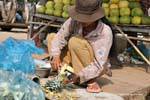 Peeling mercado de la piña Skun, Camboya.