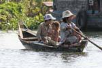 Barco de la familia en el lago Tonle Sap, Camboya.