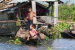 Los niños de maniobrar, el lago Tonle Sap, Camboya.