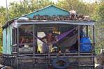 Juegos para niños en la casa flotante, Tonle Sap, Camboya.