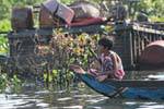 Los niños en la proa de un barco, el lago Tonle Sap, Camboya.