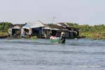 Microondas pueblo flotante en el lago Tonle Sap, Camboya.
