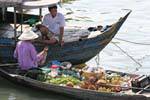 La aprobación de las frutas y hortalizas comerciante, el lago Tonle Sap, Camboya.