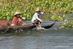 Rower en la onda, el lago Tonle Sap, Camboya.