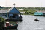 Flotante Iglesia Católica Chong Khnies, el lago Tonle Sap, Camboya.