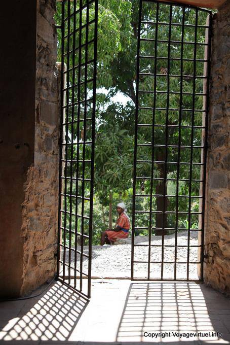 Santiago, rejillas Cidade Velha Igreja Sao Francisco Convento y mujer - Cabo Verde