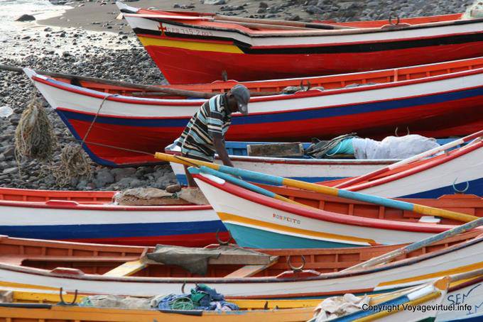 Santiago, Puerto Gouveia, barcos de colores - Cabo Verde