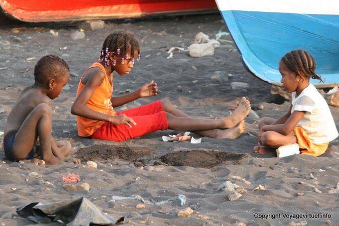 Santiago, Puerto Gouveia, juegos infantiles - Cabo Verde
