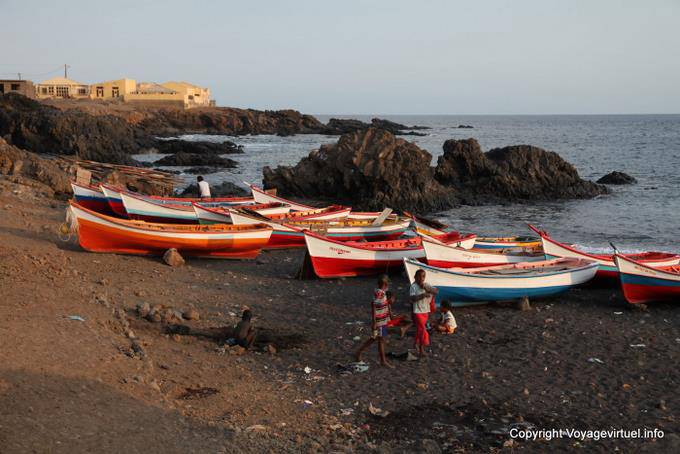 Santiago, Puerto Gouveia, un pequeño puerto en la noche - Cabo Verde