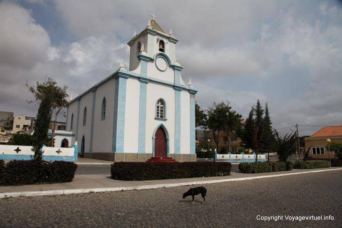 Santiago, iglesia Tarrafal en el centro - Cabo Verde