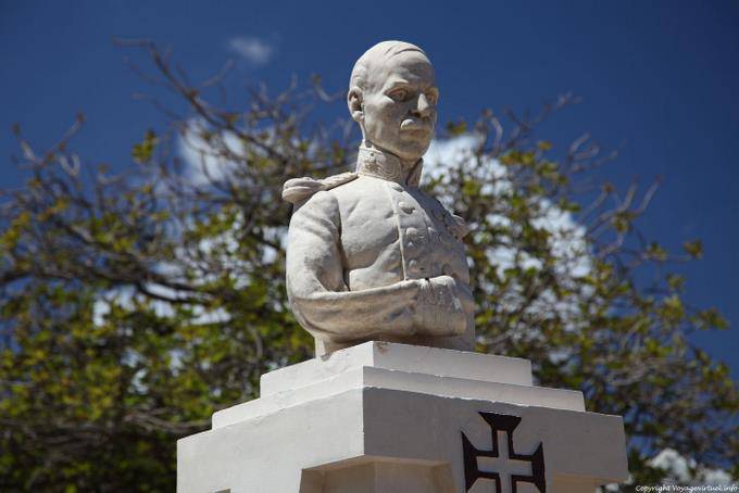 São Vicente, praca Amilcar Cabral, Mindelo, busto general - Cabo Verde