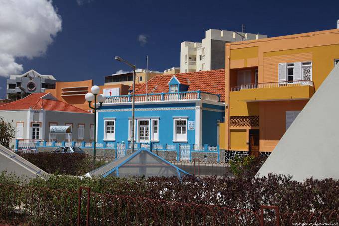 São Vicente, praca Amilcar Cabral, Mindelo, colores locales - Cabo Verde