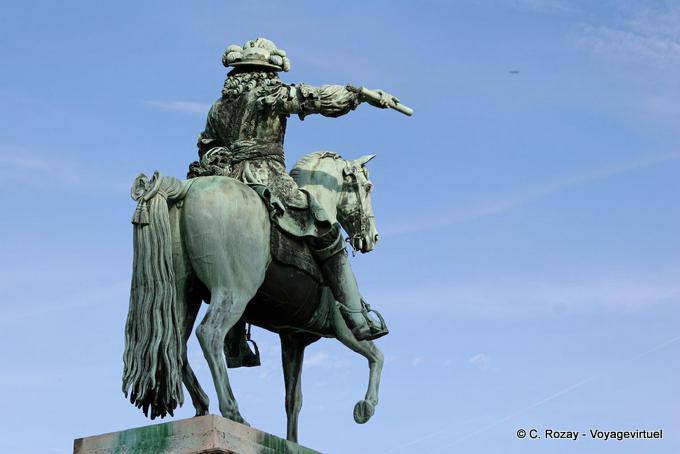 Estatua en el patio de Versalles