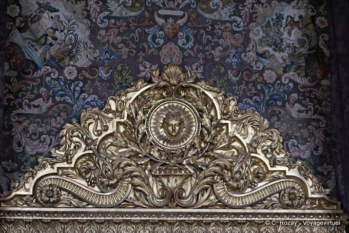 Cabecera Rey Sol en Mercury Lounge, Versalles