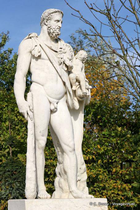 Estatua de Hércules y Télefo por Noël Jouvenet, 1685, Versalles