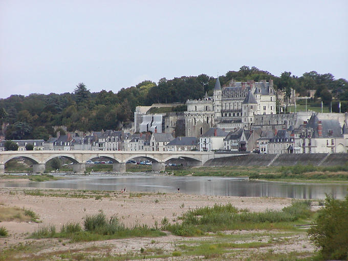 Panorama del puente y el castillo de Amboise, Francia.