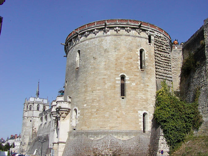 Heurtault la torre y la puerta que permite el acceso a los tirones, el Castillo de Amboise, Francia.