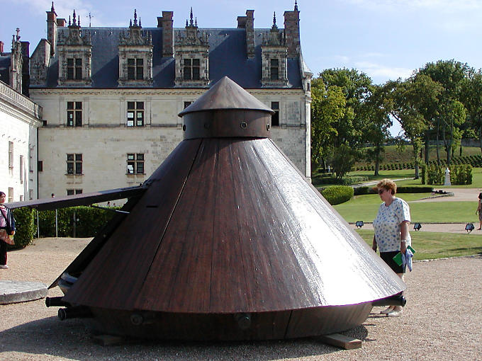 Platillo volador con forma de tanque, diseñado por Leonardo Da Vinci, el Castillo de Amboise, Francia.