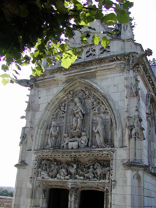 Frontón de la capilla de Saint-Hubert, el Castillo de Amboise, Francia.