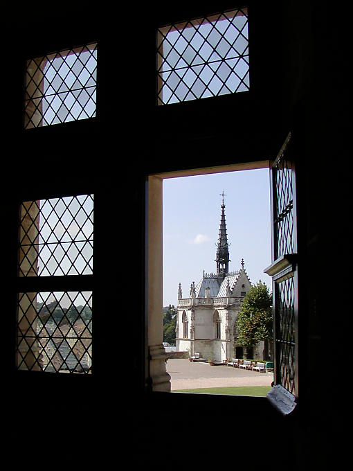 La vista de Saint-Hubert Capilla de una ventana de Amboise, Francia.