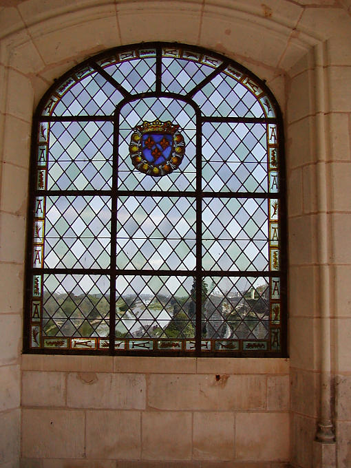 Vidrieras de una ventana en el Loira, el castillo de Amboise, Francia.