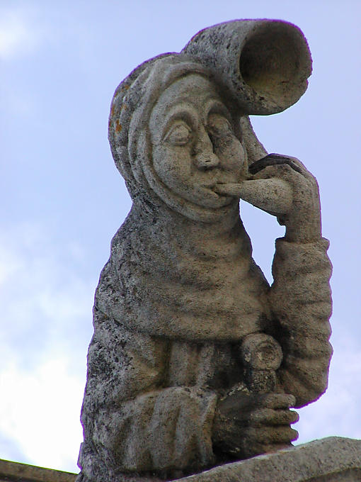 Escultura de piedra de un campanero medieval, el castillo de Amboise, Francia.