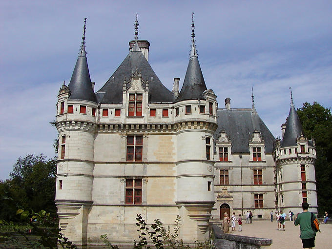 Torres y torretas, Castillo de Azay-le-Rideau, Francia.