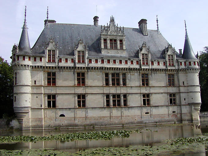 Por encima de los lirios de agua, Castillo de Azay-le-Rideau, Francia.