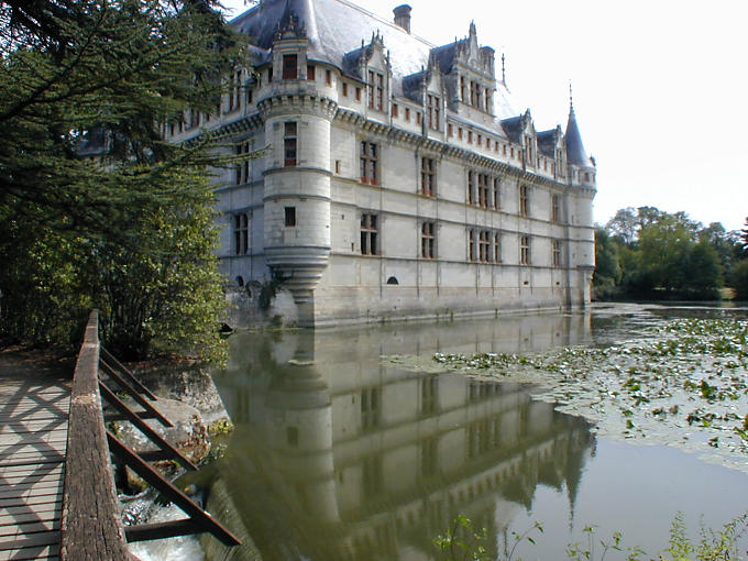 Casa fuerte medieval, castillo de Azay-le-Rideau, Francia.