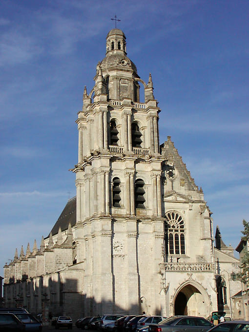 Campanario de la Catedral de San Luis de Blois, de estilo gótico tardío, Francia.
