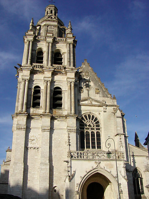 Vista frontal de la catedral de St. Louis en Blois, Francia.