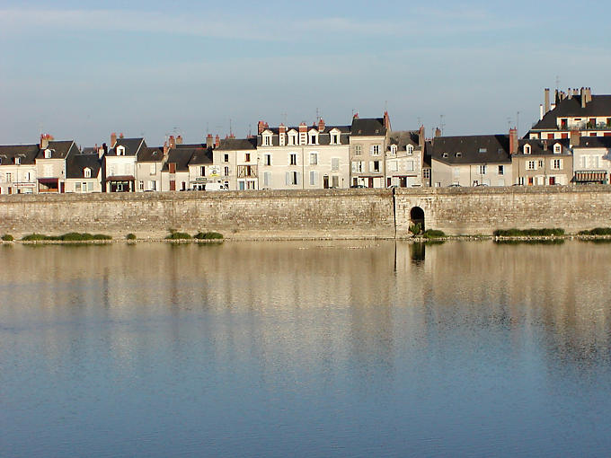 Fachadas en la orilla derecha del Loira, Blois, Francia.