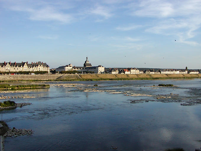 Panorama en la margen izquierda y el Loira, Blois, Francia.