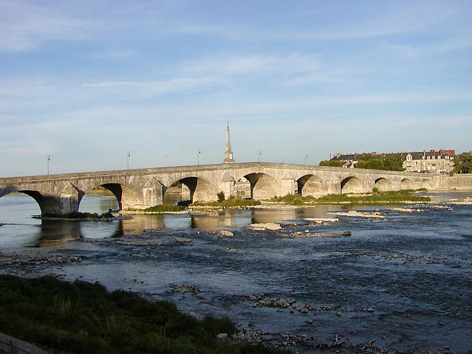Le Pont Jacques Gabriel, el último puente burro construido en el Loira, Blois, Francia.