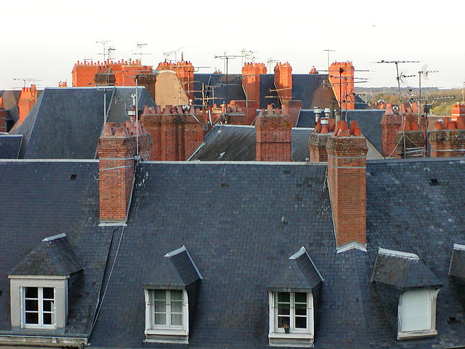 Tejados y chimeneas, Blois, Francia.