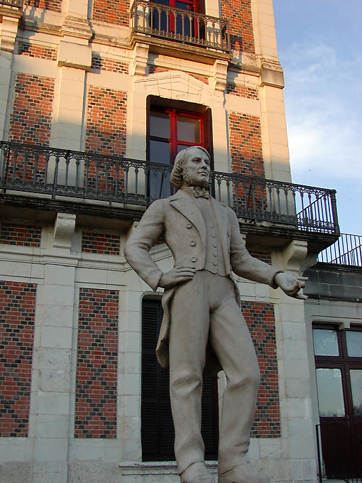 Estatua de Robert Houdin, Casa de la Magia en Blois, Francia.