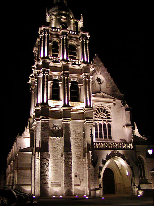 Campanario de la Catedral de St. Louis, Blois, Francia.
