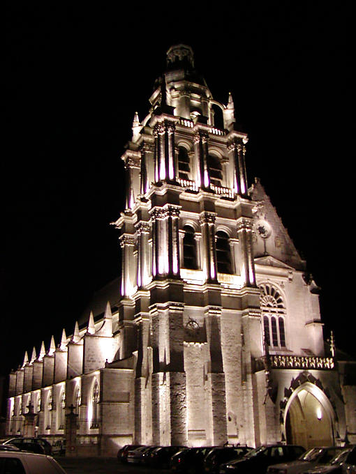 Catedral de St. Louis, vista nocturna, Blois, Francia.
