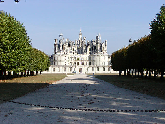 Vista desde un callejón en el parque, el castillo de Chambord, Francia.