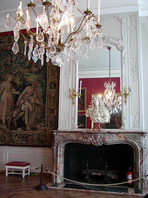 Lustre y busto, Château de Chambord, Francia.
