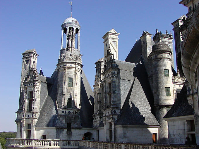 A lo largo de la terraza, el Castillo de Chambord, Francia.