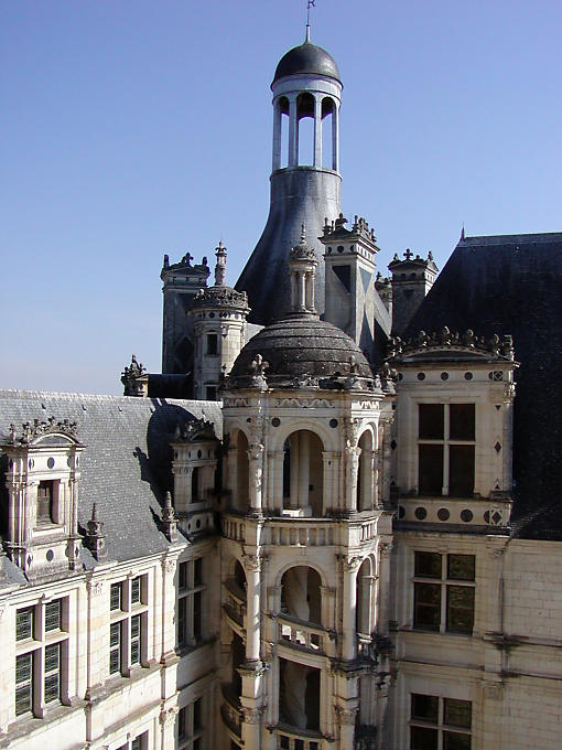 Chambord, vista exterior de la escalera, Francia.