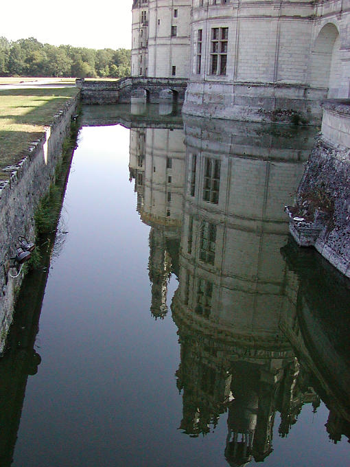 Tours reflejan en el foso, Chambord, Francia.