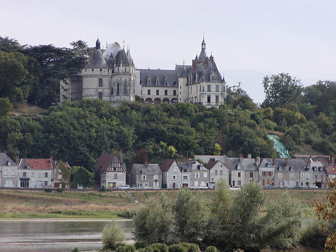 Pueblo y castillo de Chaumont, Francia.