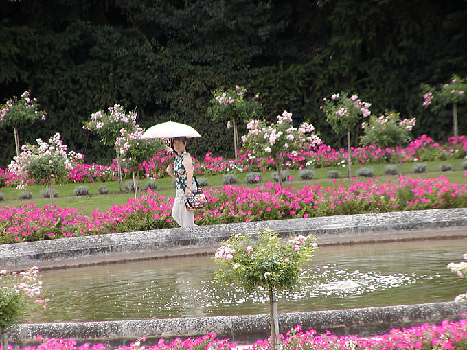 Caminar en el Jardín de Catalina, Chenonceau, Francia.